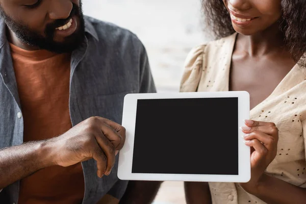 Vágott Kilátás Afro Amerikai Férfi Gazdaság Digitális Tabletta Üres Képernyő — Stock Fotó