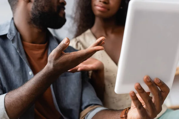 Beskärd Afrikansk Amerikansk Man Pekar Med Handen Digital Tablett Nära — Stockfoto