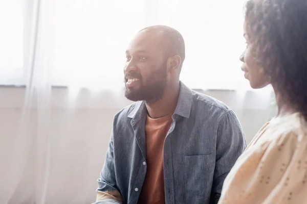 Foco Seletivo Esposa Afro Americana Olhando Para Marido Animado Casa — Fotografia de Stock