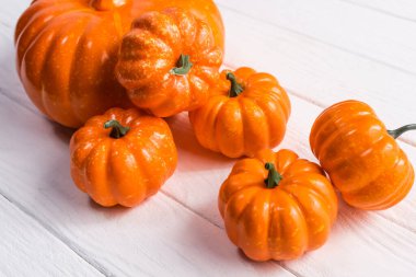 Beyaz ahşap arka planda dekoratif balkabakları