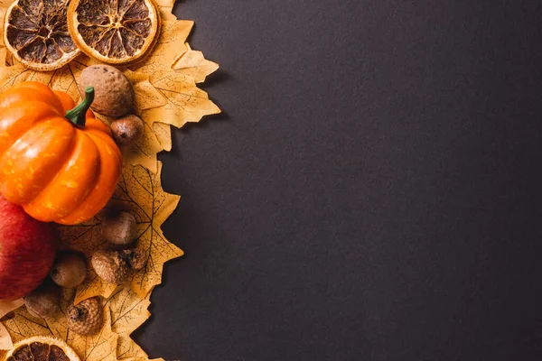 Ovanifrån Dekorativa Pumpor Nötter Och Blad Svart Bakgrund — Stockfoto