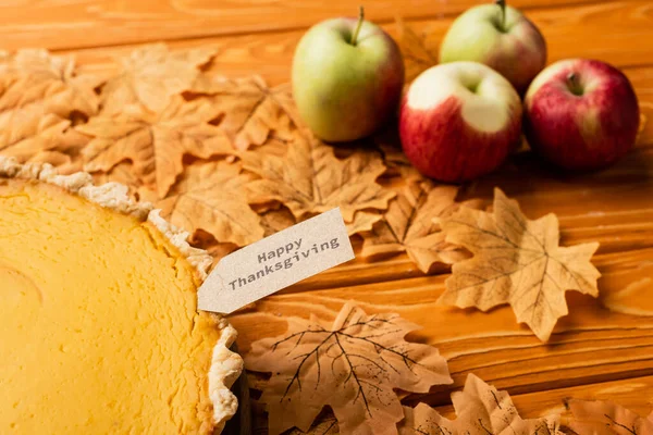 Selective Focus Thanksgiving Pumpkin Pie Apples Autumnal Foliage Wooden Background — Stock Photo, Image