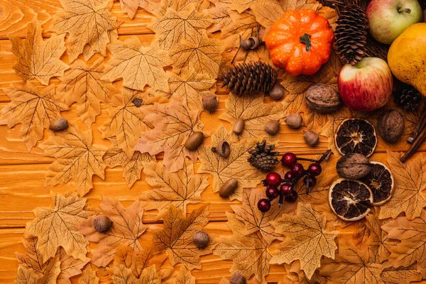 金黄色叶子上的秋季装饰和食物的顶视图 木制背景 — 图库照片
