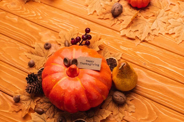 Ansicht Des Kürbisses Mit Herbstlicher Dekoration Und Glückwunschkarte Auf Holzgrund — Stockfoto