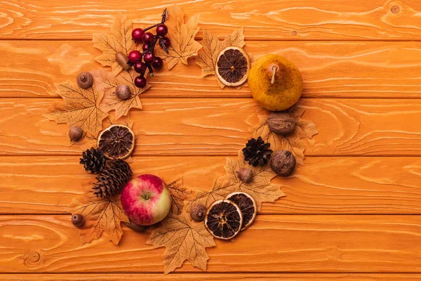 Bovenaanzicht Van Rond Frame Met Herfstdecoratie Houten Ondergrond — Stockfoto