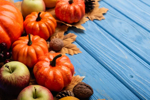 Podzimní Sklizeň Listoví Modrém Dřevěném Pozadí — Stock fotografie