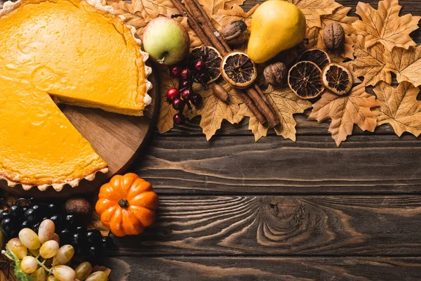 Top View Autumnal Decoration Pumpkin Pie Brown Wooden Background — Stock Photo, Image