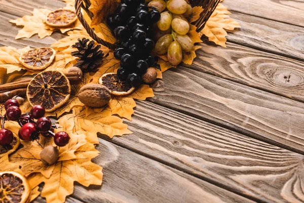 Raccolto Autunnale Sparso Dal Cestino Fogliame Fondo Legno Marrone — Foto Stock