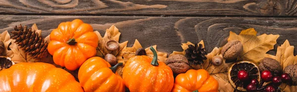 Top View Autumnal Decoration Pumpkins Brown Wooden Background Panoramic Shot — Stock Photo, Image