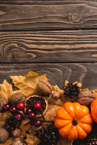茶色の木の背景に秋の装飾やカボチャのトップビュー — ストック写真