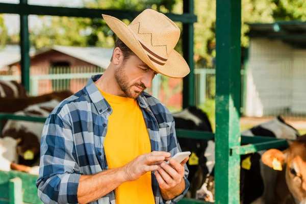 Agricultor Camisa Quadriculada Chapéu Palha Conversando Celular Fazenda Perto Cowshed — Fotografia de Stock