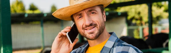 Horizontal Concept Rancher Straw Hat Looking Camera While Talking Smartphone — Stock Photo, Image