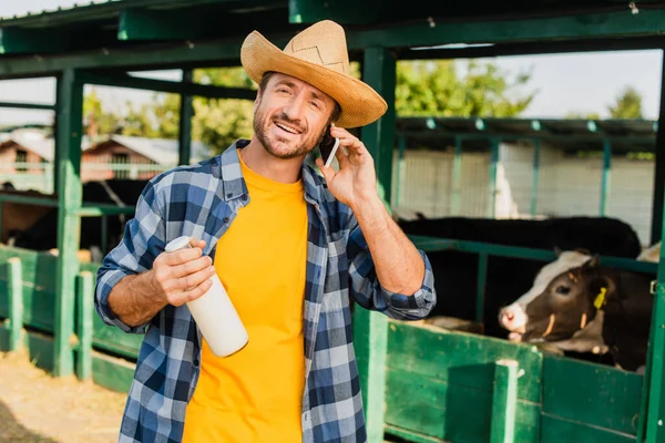 Farmer Checkered Shirt Straw Hat Holding Bottle Fresh Milk While — Stock Photo, Image