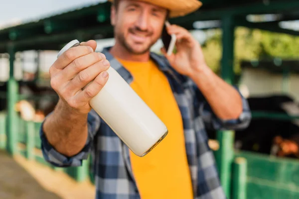 Enfoque Selectivo Del Agricultor Hablando Teléfono Inteligente Sosteniendo Botella Leche — Foto de Stock