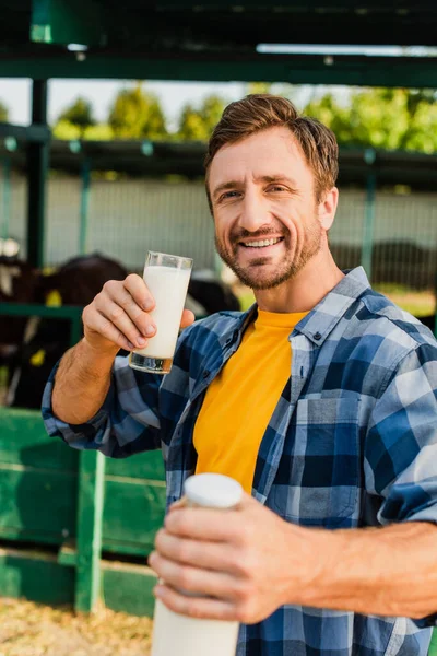 Enfoque Selectivo Ranchero Camisa Cuadros Sosteniendo Botella Vaso Leche Fresca — Foto de Stock