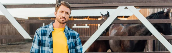 Panoramic Crop Farmer Checkered Shirt Looking Camera While Standing Corral — Stock Photo, Image