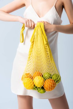 Kırpılmış ipek elbiseli bir kadının elinde bembeyaz meyveler, ekoloji konsepti. 