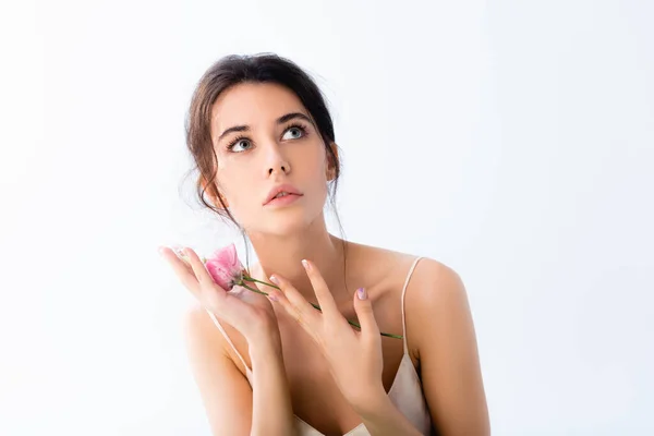 Mujer Joven Sosteniendo Flor Rosa Plástico Envoltura Mirando Hacia Otro —  Fotos de Stock