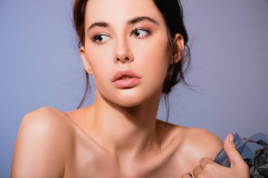 Polietilen tutan çıplak esmer kadın gri, ekoloji konseptinde izole edilmiş. 