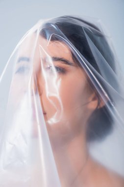 Esmer model, polietilen kaplıydı. Gri, ekoloji kavramından soyutlanmış bir şekilde uzağa bakıyordu.