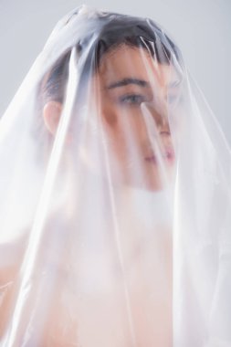 Polietilen kaplı genç model, gri ekoloji kavramından uzak duruyor.