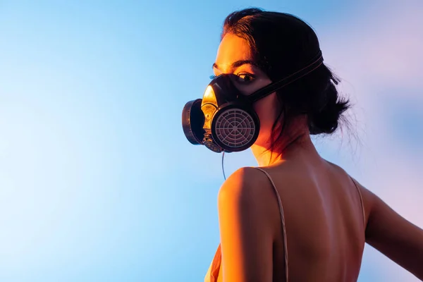 Morena Mujer Máscara Gas Mirando Cámara Azul — Foto de Stock
