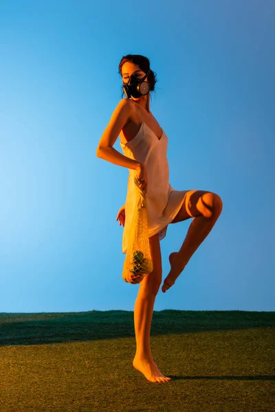 Barefoot Woman Gas Mask Posing Holding Reusable String Bag Fruits — Stock Photo, Image