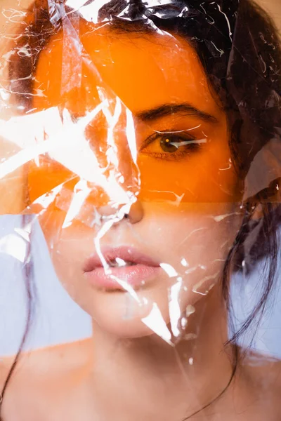 Young Brunette Woman Looking Camera Polyethylene Grey Ecology Concept — Stock Photo, Image