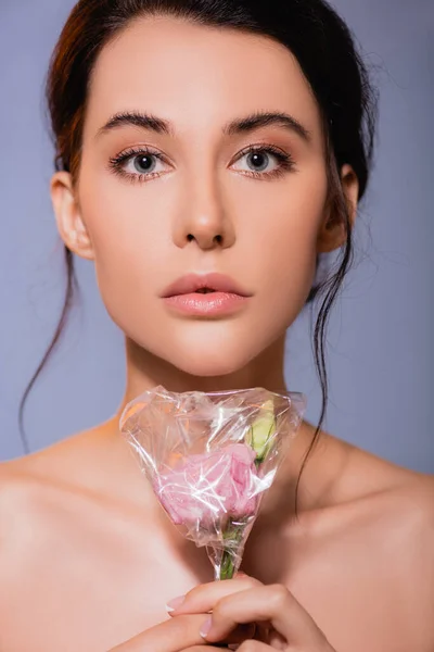 Nackte Junge Frau Mit Blumen Polyethylen Isoliert Auf Grau Ökologisches — Stockfoto