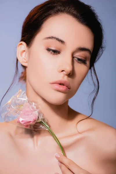 Nude Young Woman Holding Flowers Polyethylene Isolated Grey Ecology Concept — Stock Photo, Image