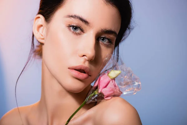 Young Naked Woman Holding Flowers Polyethylene Grey Ecology Concept — Stock Photo, Image