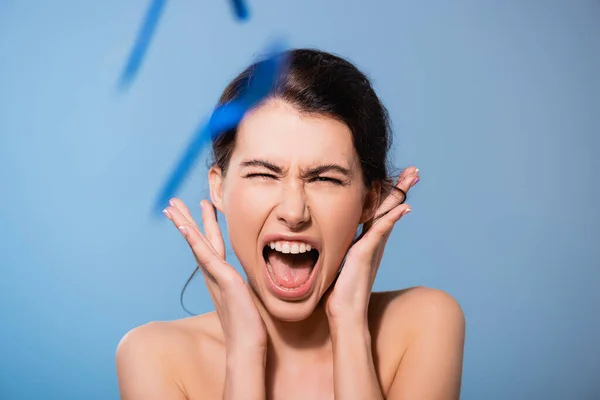 Foco Seletivo Mulher Nua Gritando Perto Cair Garfos Plástico Azul — Fotografia de Stock