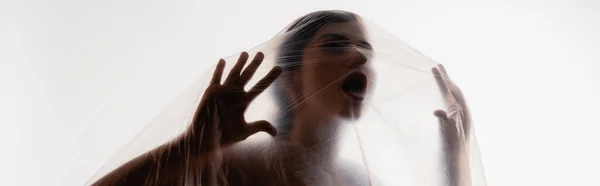 Horizontální Koncept Brunetky Žena Křičí Přes Polyethylen Izolované Bílé Ekologie — Stock fotografie