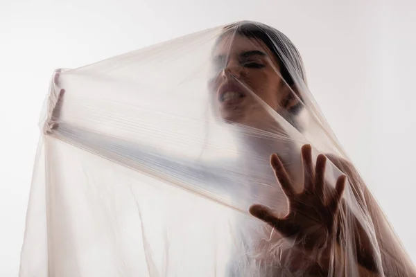 Mulher Encurralada Irritada Tocando Polietileno Isolado Branco Conceito Ecologia — Fotografia de Stock