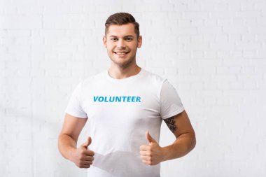 Yardım merkezindeki kamerada genç gönüllü baş parmağını gösteriyor. 