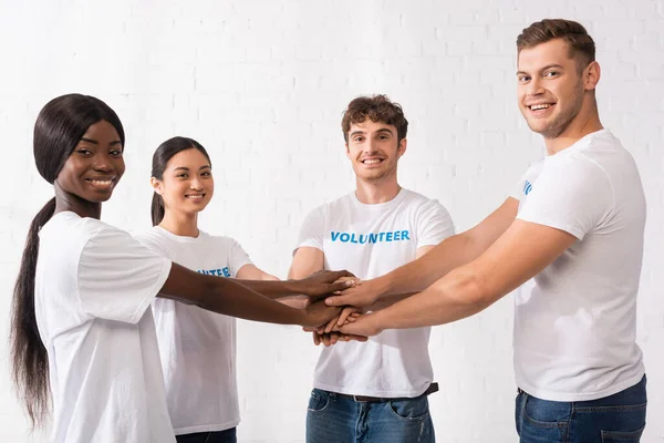 Jóvenes Voluntarios Multiculturales Tomados Mano Mientras Miran Cámara Centro Caridad —  Fotos de Stock