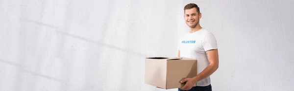 Récolte Panoramique Jeunes Volontaires Avec Boîte Carton Regardant Caméra — Photo