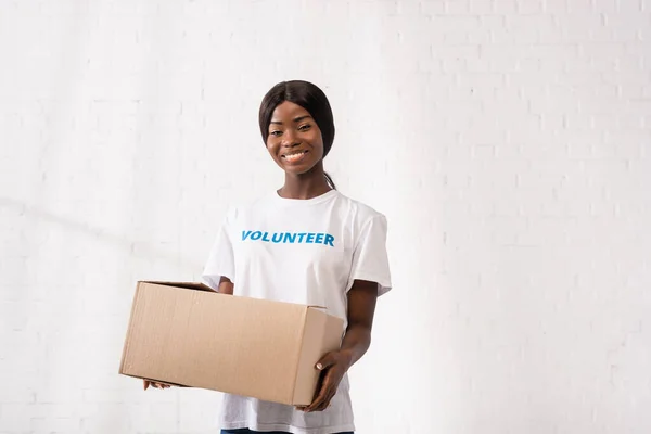 Jóvenes Afroamericanos Voluntarios Con Caja Cartón Mirando Cámara Centro Caridad — Foto de Stock