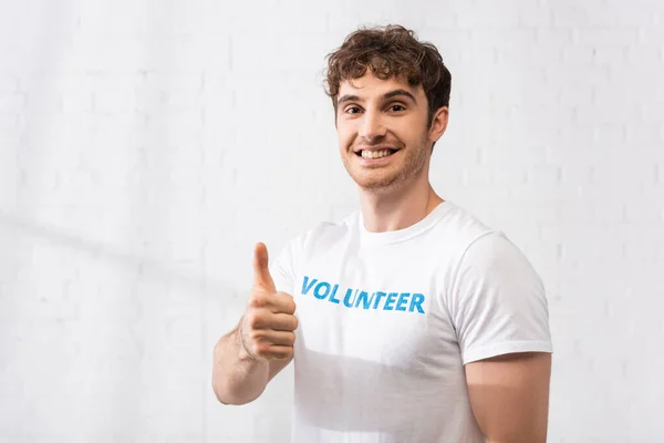 Jovem Shirt Com Letras Voluntárias Mostrando Polegar Para Cima Câmera — Fotografia de Stock