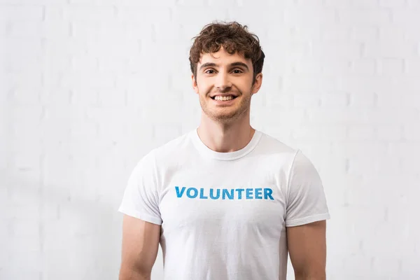 Young Volunteer Looking Camera Charity Center — Stock Photo, Image