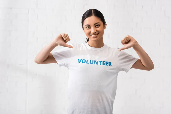 Voluntários Asiáticos Apontando Com Dedos Para Lettering Shirt — Fotografia de Stock