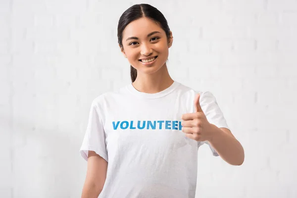 Asiático Voluntário Mostrando Polegar Para Cima Câmera — Fotografia de Stock