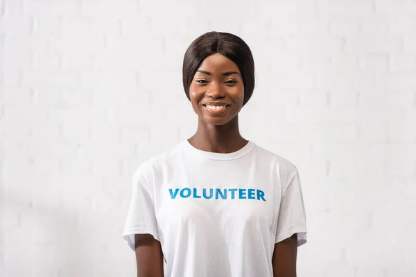 Voluntario Afroamericano Camiseta Blanca Mirando Cámara Centro Caridad — Foto de Stock