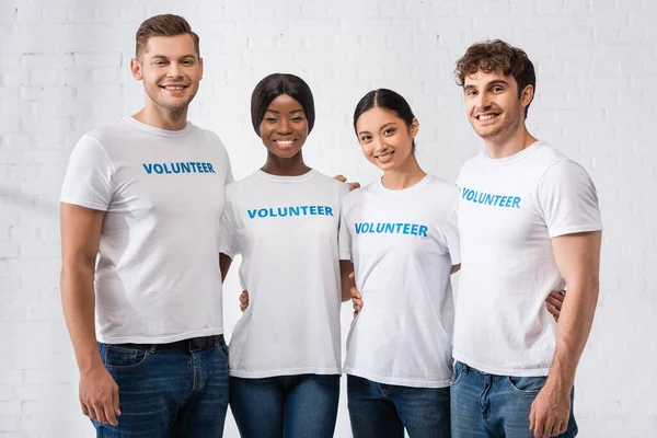 Jovens Voluntários Multiculturais Abraçando Centro Caridade — Fotografia de Stock