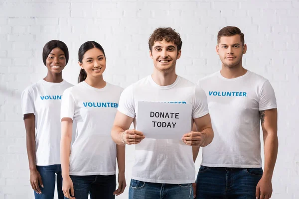 Selective Focus Man Holding Card Donate Today Lettering Multicultural Volunteers — Stock Photo, Image