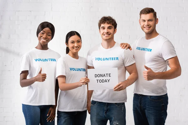 Young Multiethnic Volunteers Showing Gesture Holding Card Donate Today Lettering — Stock Photo, Image