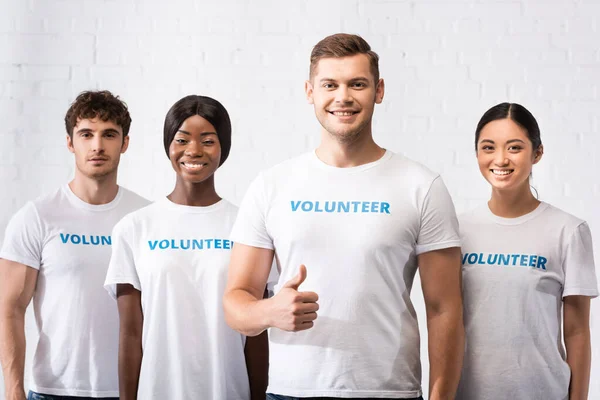 Selective Focus Man Showing Approval Gesture Multicultural Volunteers — Stock Photo, Image