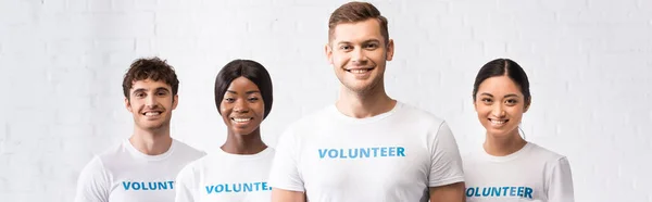 Cultura Horizontal Jovens Voluntários Multiétnicos Olhando Para Câmera — Fotografia de Stock