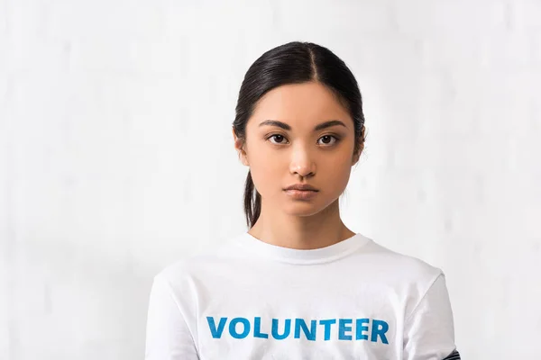 Mulher Asiática Com Lettering Voluntário Shirt Olhando Para Câmera Centro — Fotografia de Stock