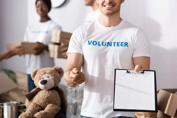Selective Focus Volunteer Holding Clipboard Pen Charity Center — Stock Photo, Image